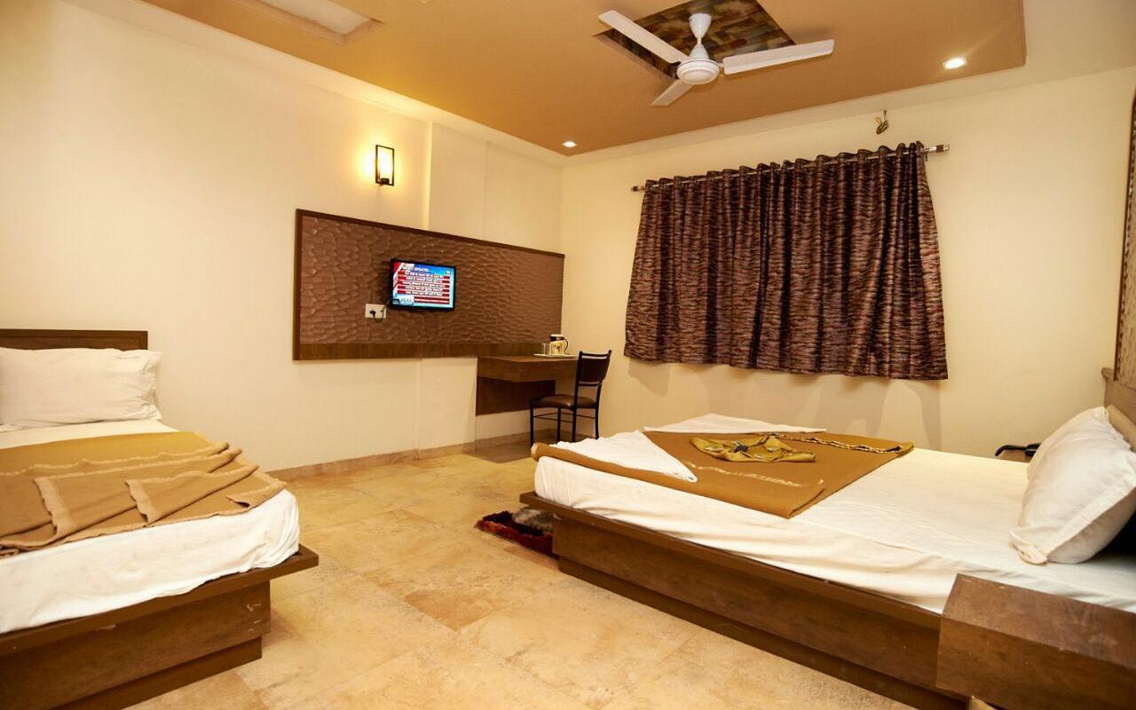 Hotel Sai Suraj Park Ширді Екстер'єр фото