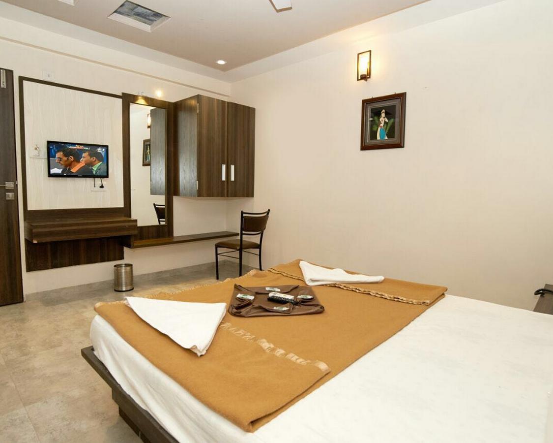 Hotel Sai Suraj Park Ширді Екстер'єр фото