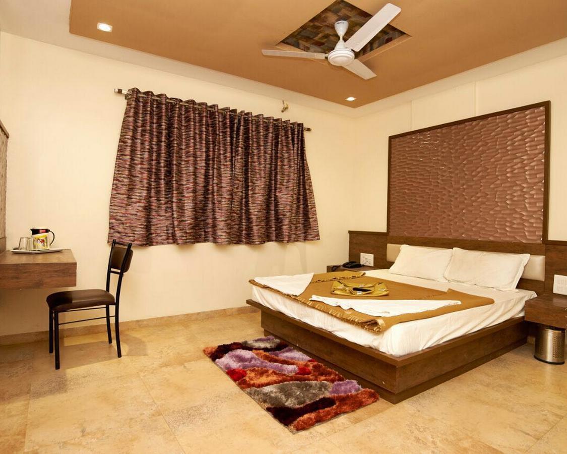 Hotel Sai Suraj Park Ширді Екстер'єр фото