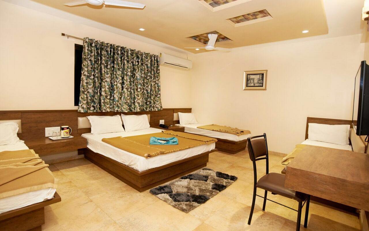 Hotel Sai Suraj Park Ширді Екстер'єр фото