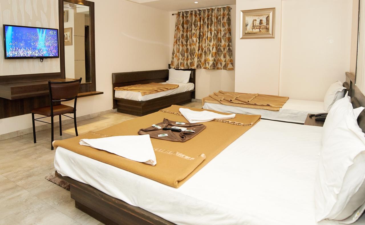 Hotel Sai Suraj Park Ширді Екстер'єр фото