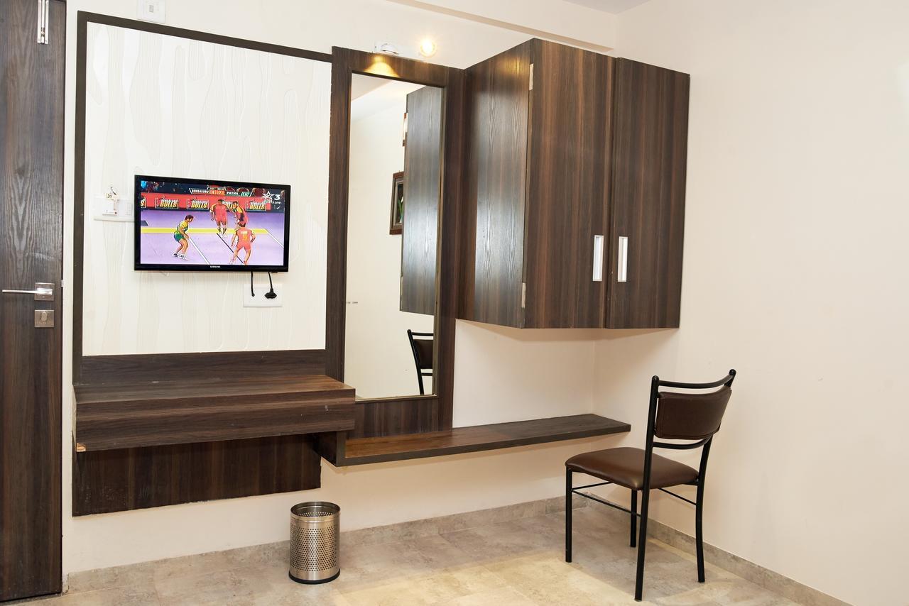 Hotel Sai Suraj Park Ширді Екстер'єр фото