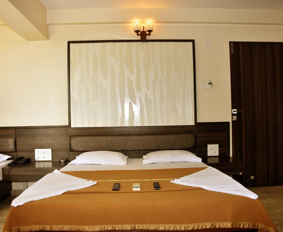Hotel Sai Suraj Park Ширді Екстер'єр фото