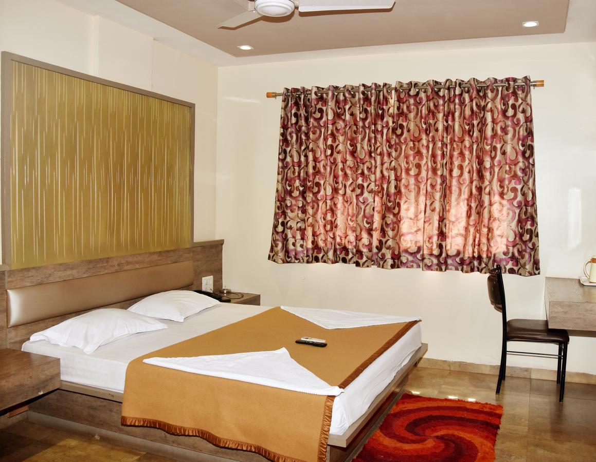 Hotel Sai Suraj Park Ширді Екстер'єр фото