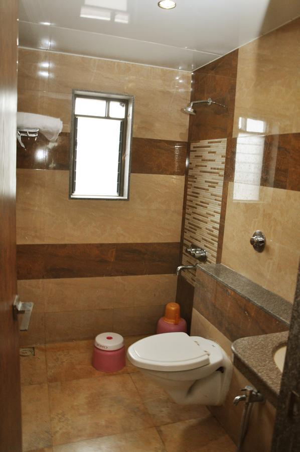 Hotel Sai Suraj Park Ширді Екстер'єр фото