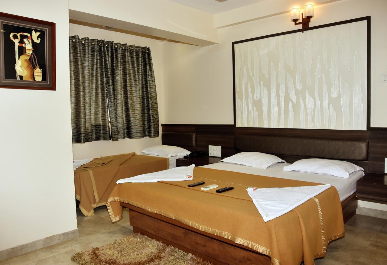 Hotel Sai Suraj Park Ширді Екстер'єр фото