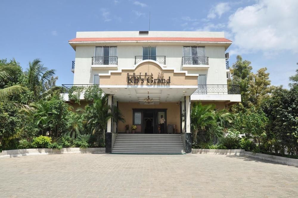 Hotel Sai Suraj Park Ширді Екстер'єр фото