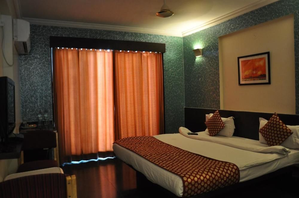 Hotel Sai Suraj Park Ширді Екстер'єр фото