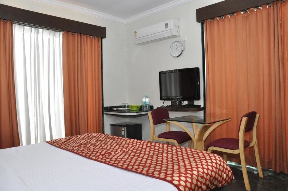 Hotel Sai Suraj Park Ширді Екстер'єр фото