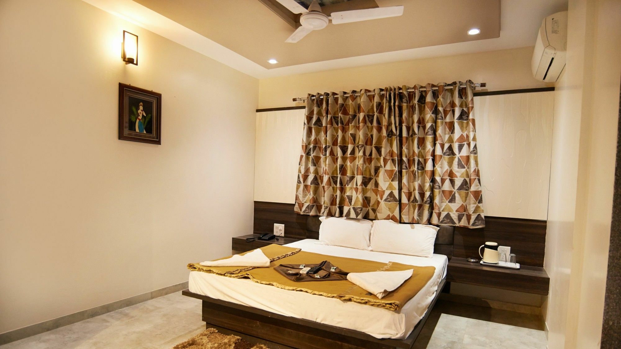 Hotel Sai Suraj Park Ширді Екстер'єр фото