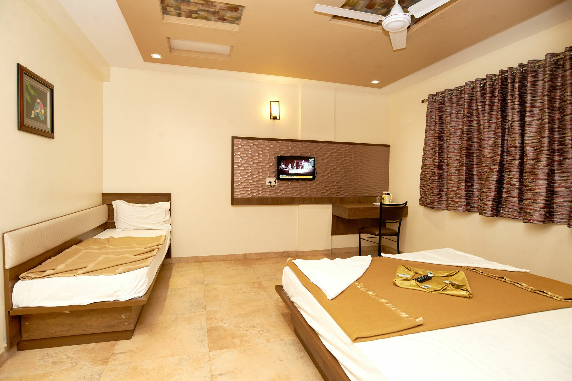 Hotel Sai Suraj Park Ширді Екстер'єр фото