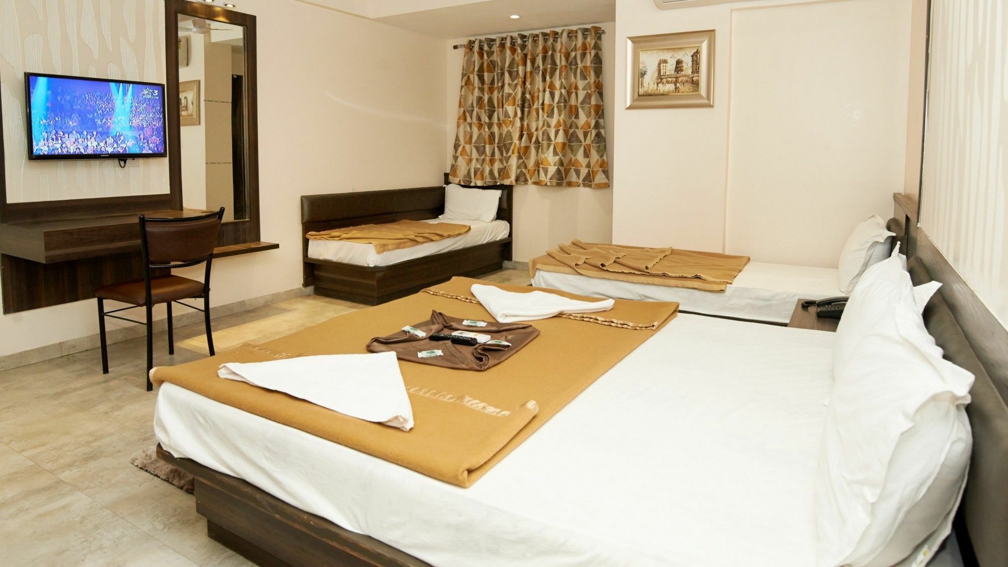 Hotel Sai Suraj Park Ширді Екстер'єр фото