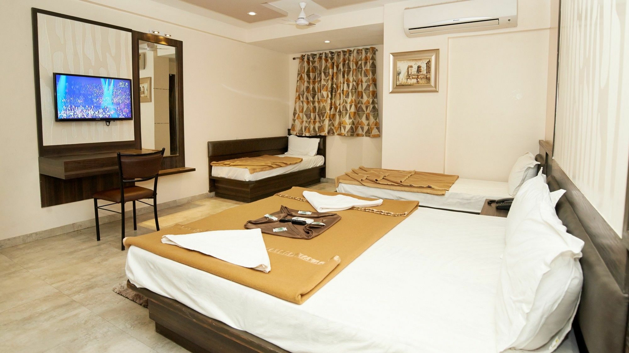 Hotel Sai Suraj Park Ширді Екстер'єр фото