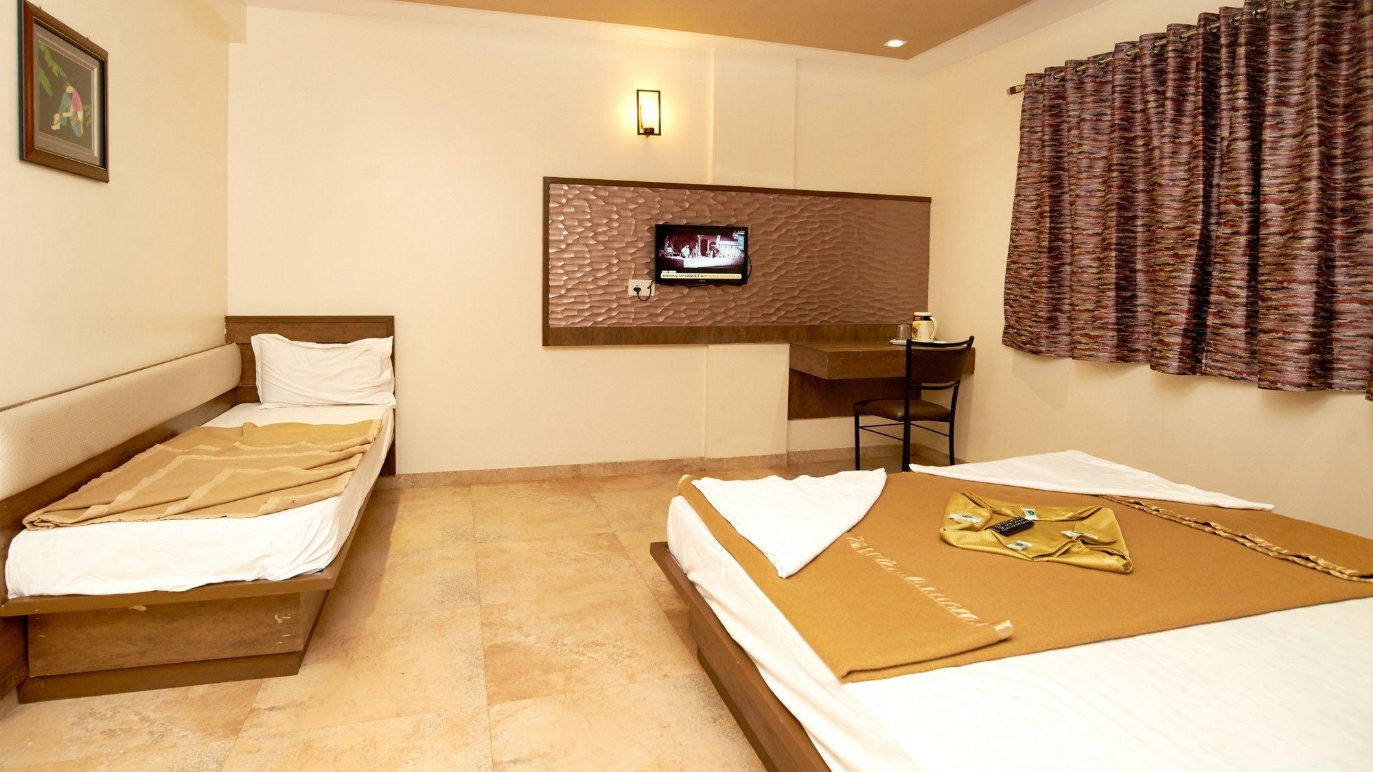 Hotel Sai Suraj Park Ширді Екстер'єр фото