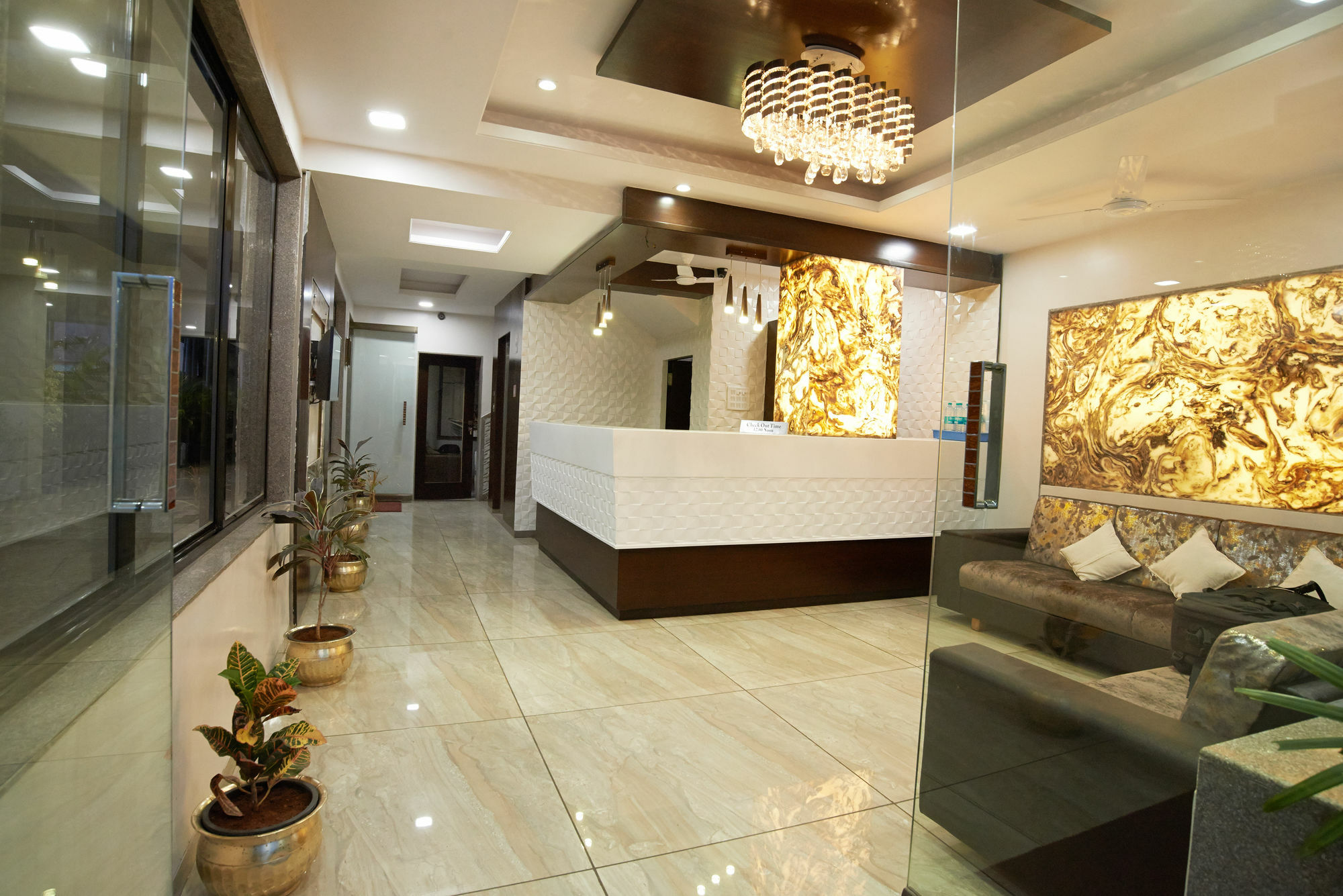 Hotel Sai Suraj Park Ширді Екстер'єр фото