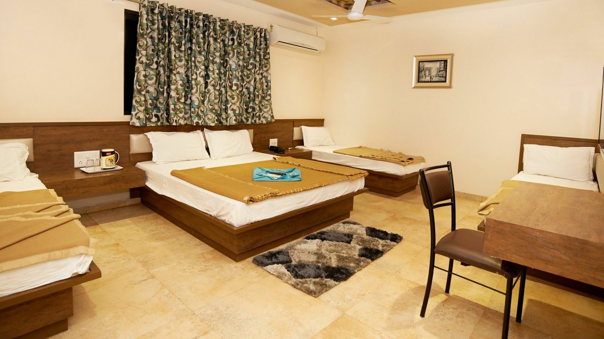 Hotel Sai Suraj Park Ширді Екстер'єр фото