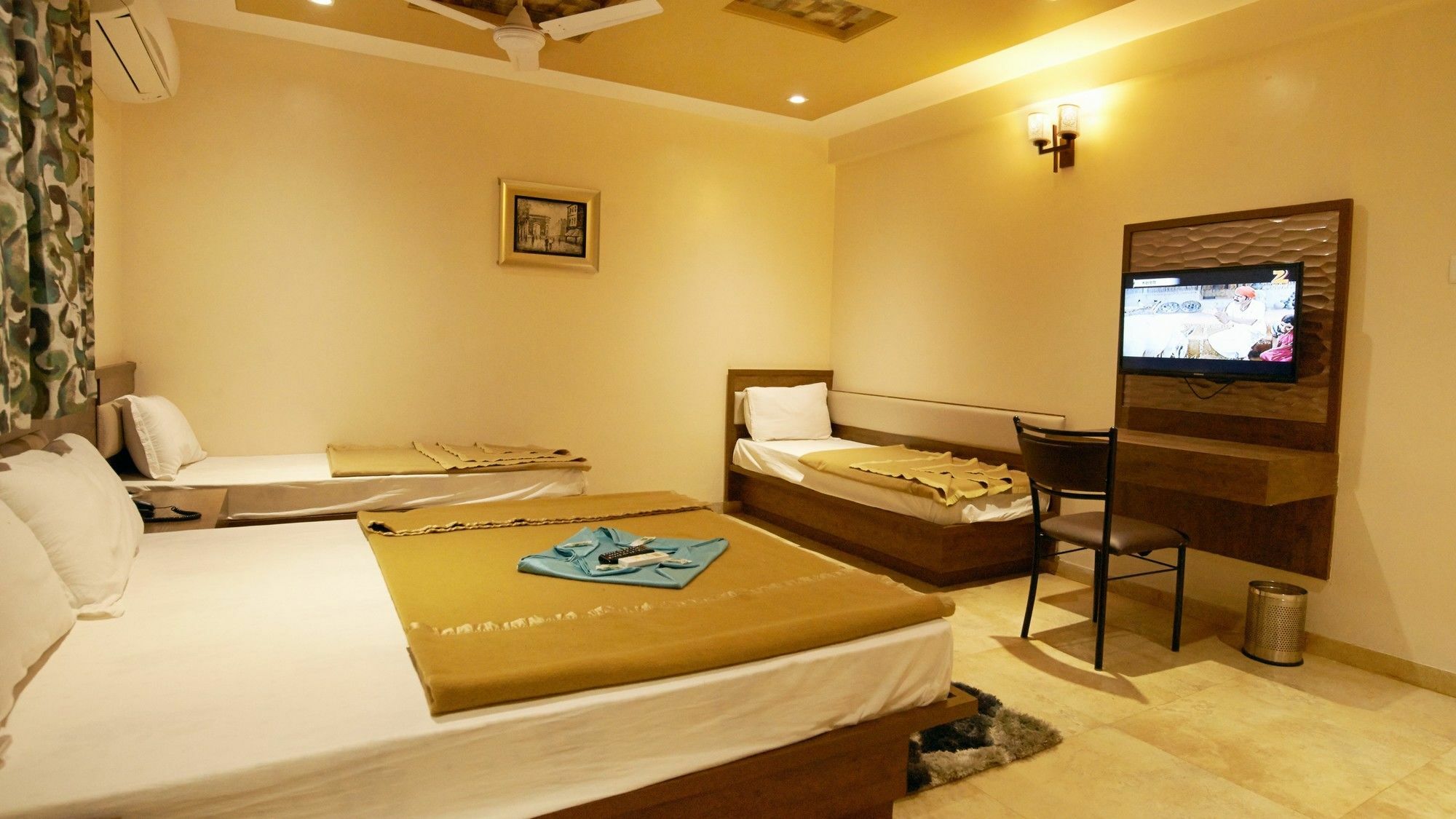 Hotel Sai Suraj Park Ширді Екстер'єр фото