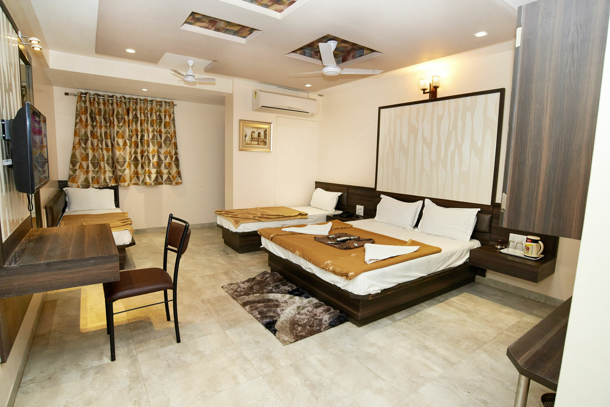 Hotel Sai Suraj Park Ширді Екстер'єр фото