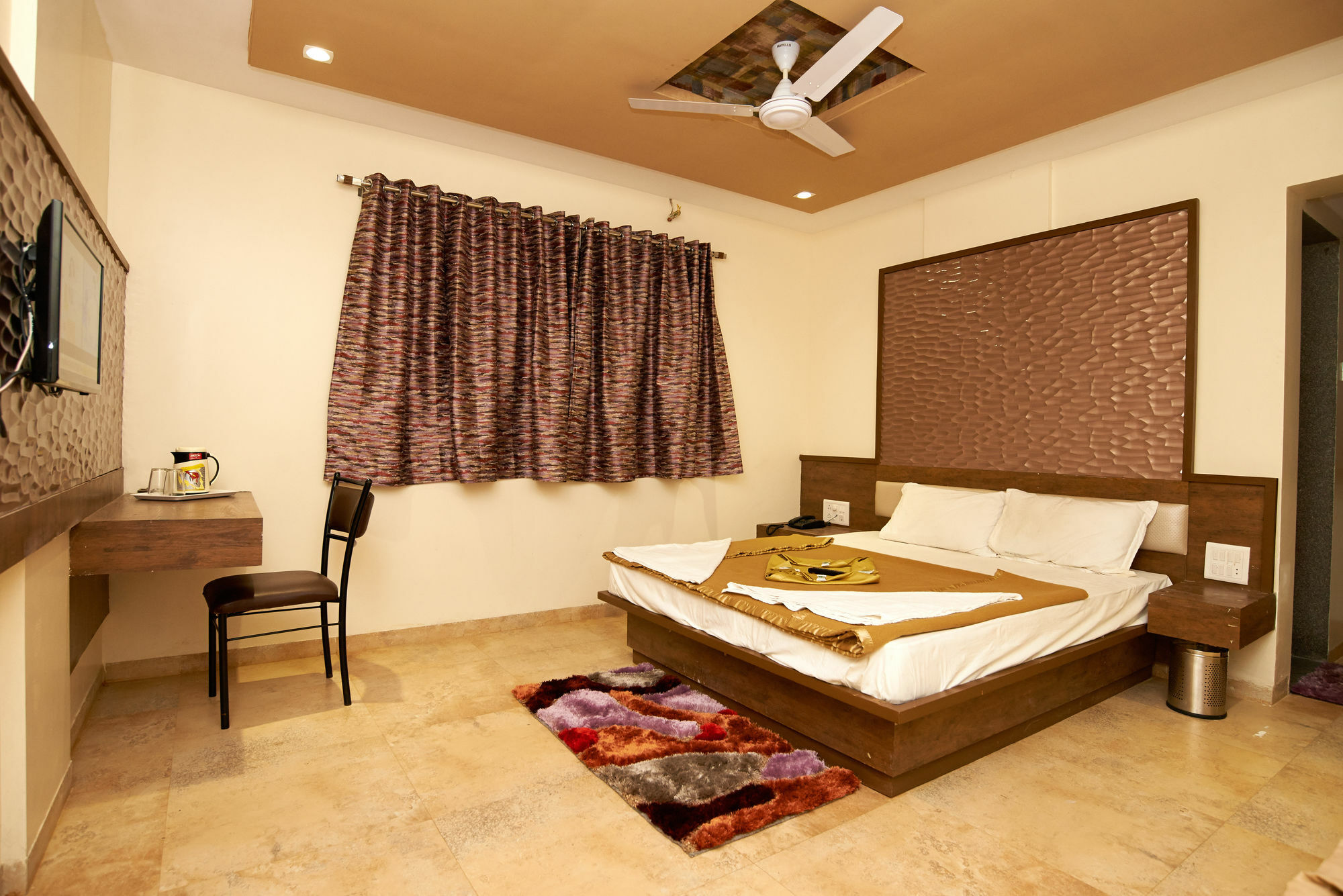 Hotel Sai Suraj Park Ширді Екстер'єр фото