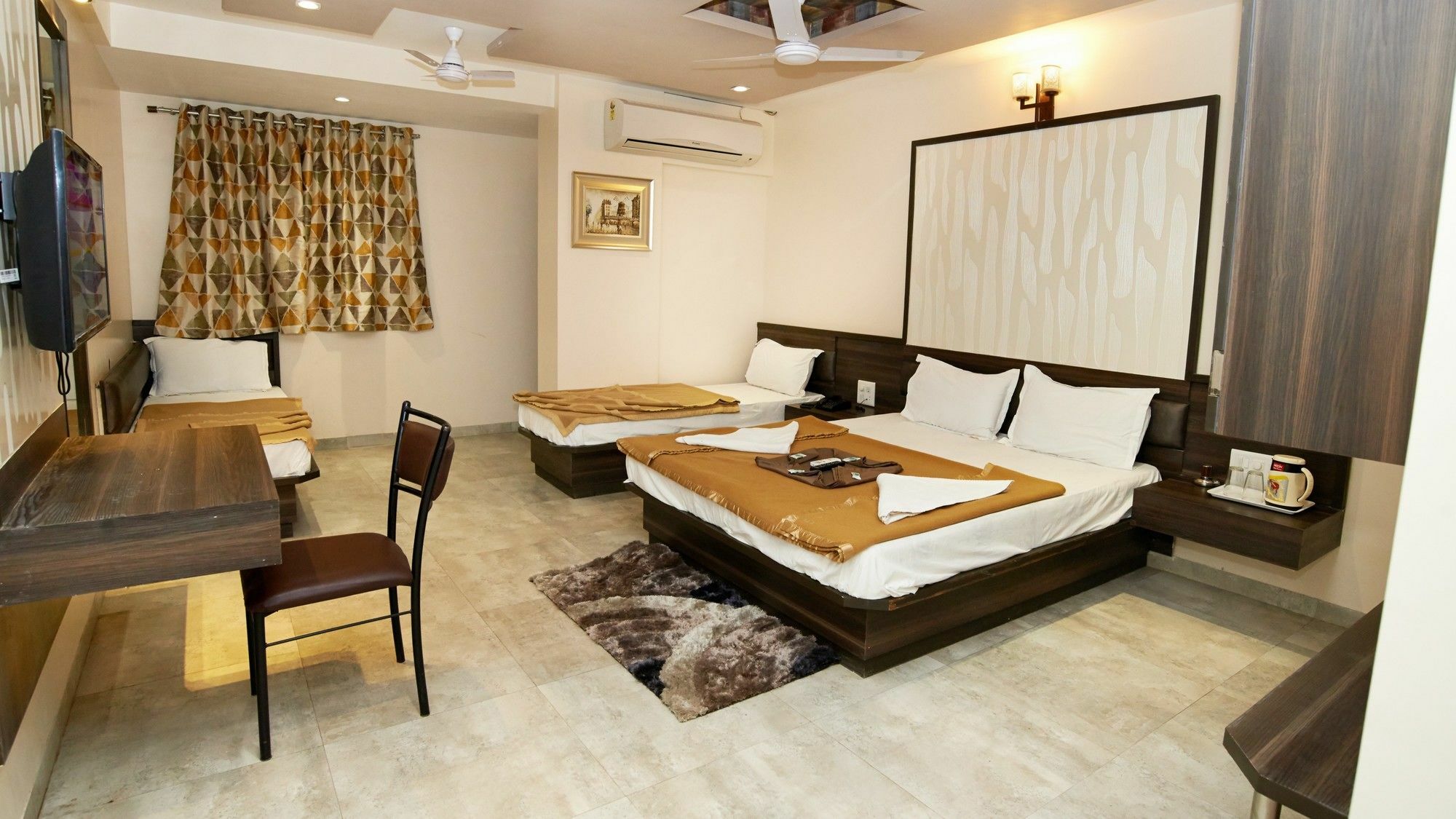 Hotel Sai Suraj Park Ширді Екстер'єр фото