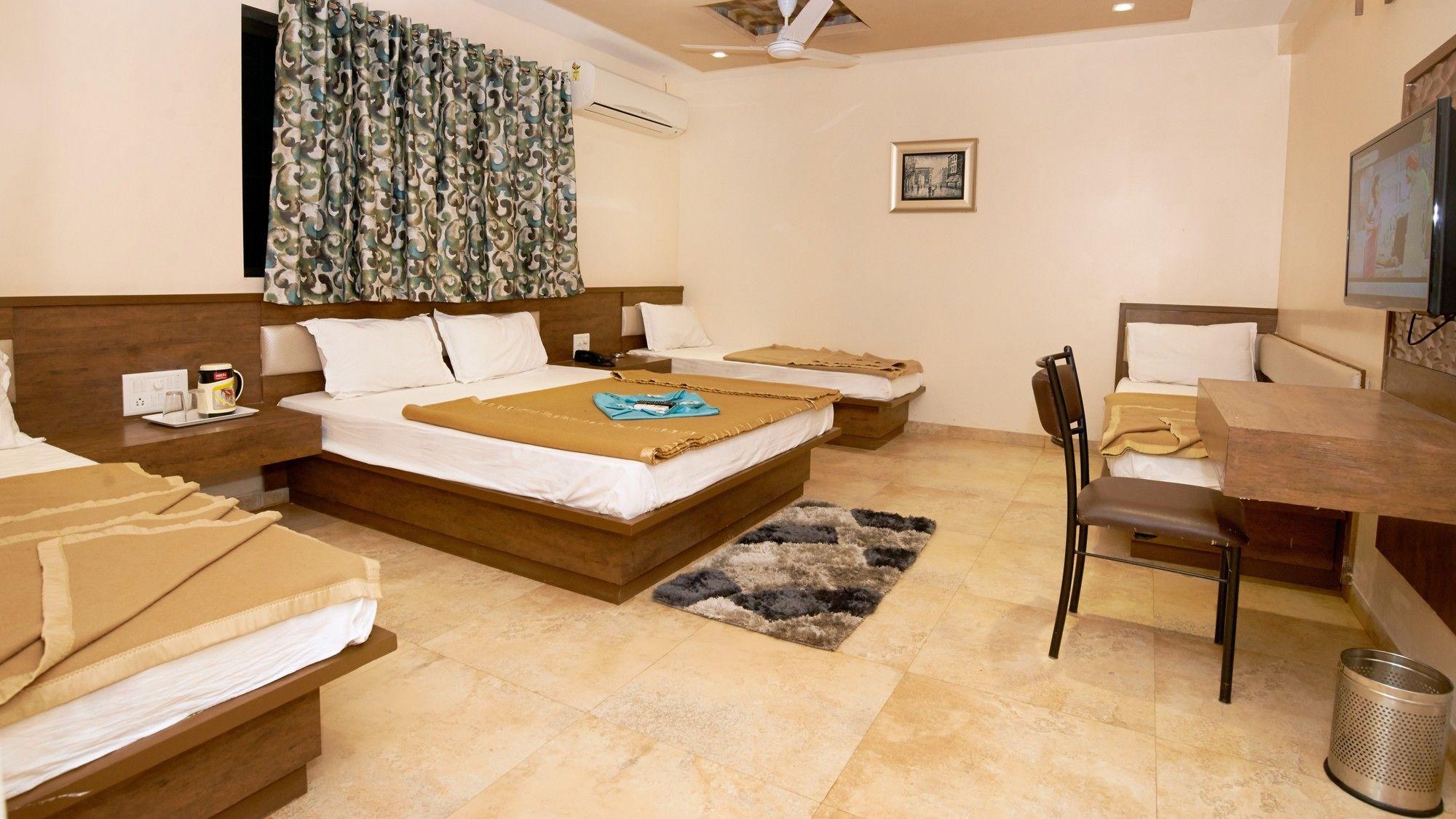Hotel Sai Suraj Park Ширді Екстер'єр фото